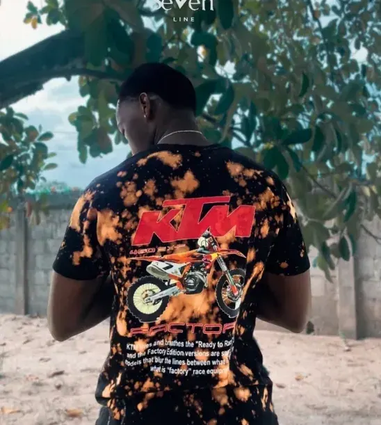 Seven Street Tee preta com estampa nas costas