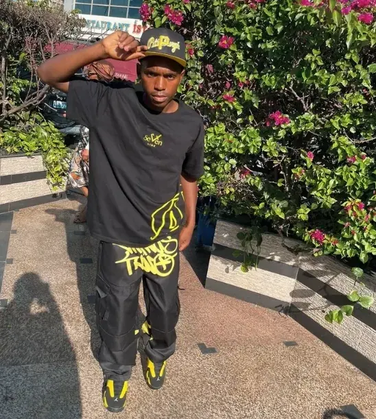 Visual preto e amarelo com t-shirt God Seven Line
