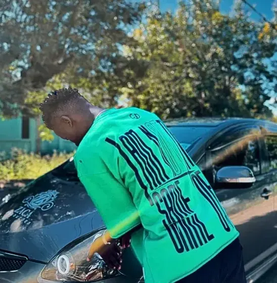 T-shirt verde God Seven Line com estampa nas costas