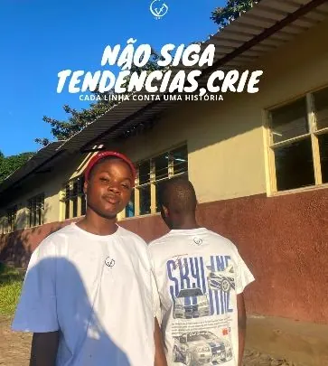 Dois jovens com t-shirts brancas God Seven Line